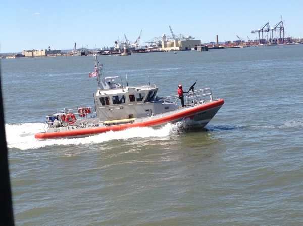 US Coast Guard eskorterar med laddad ksp